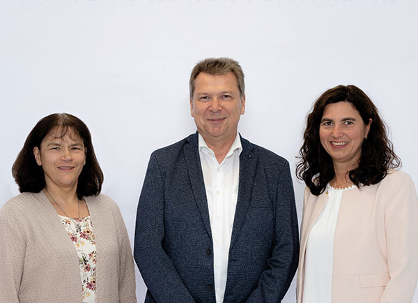 Krankenhausvorstand, v. l. n. r.: Frau Klaproth (Pflegedienstleitung), Herr Dr. med. Cord Skamira (Chefarzt), Frau Dr. med. Henße (Verwaltungsleitung)
